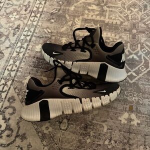 Nike Free Metcon 4 in white black gradient